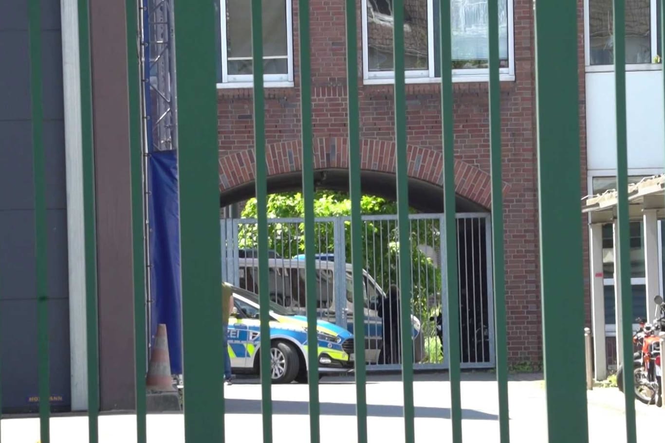 Außenansicht des Polizeipräsidiums in Dortmund mit parkenden Einsatzfahrzeugen (Archivbild).