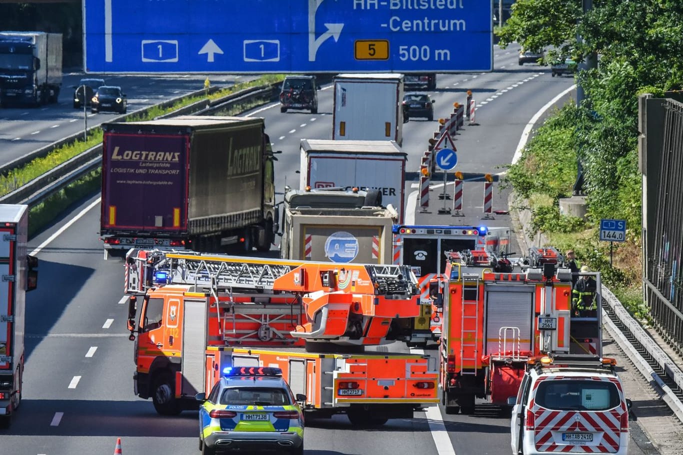 Unfall auf der A1: Kurz hinter der Anschlussstelle Hamburg-Öjendorf ist ein Lkw auf einen gefahren.