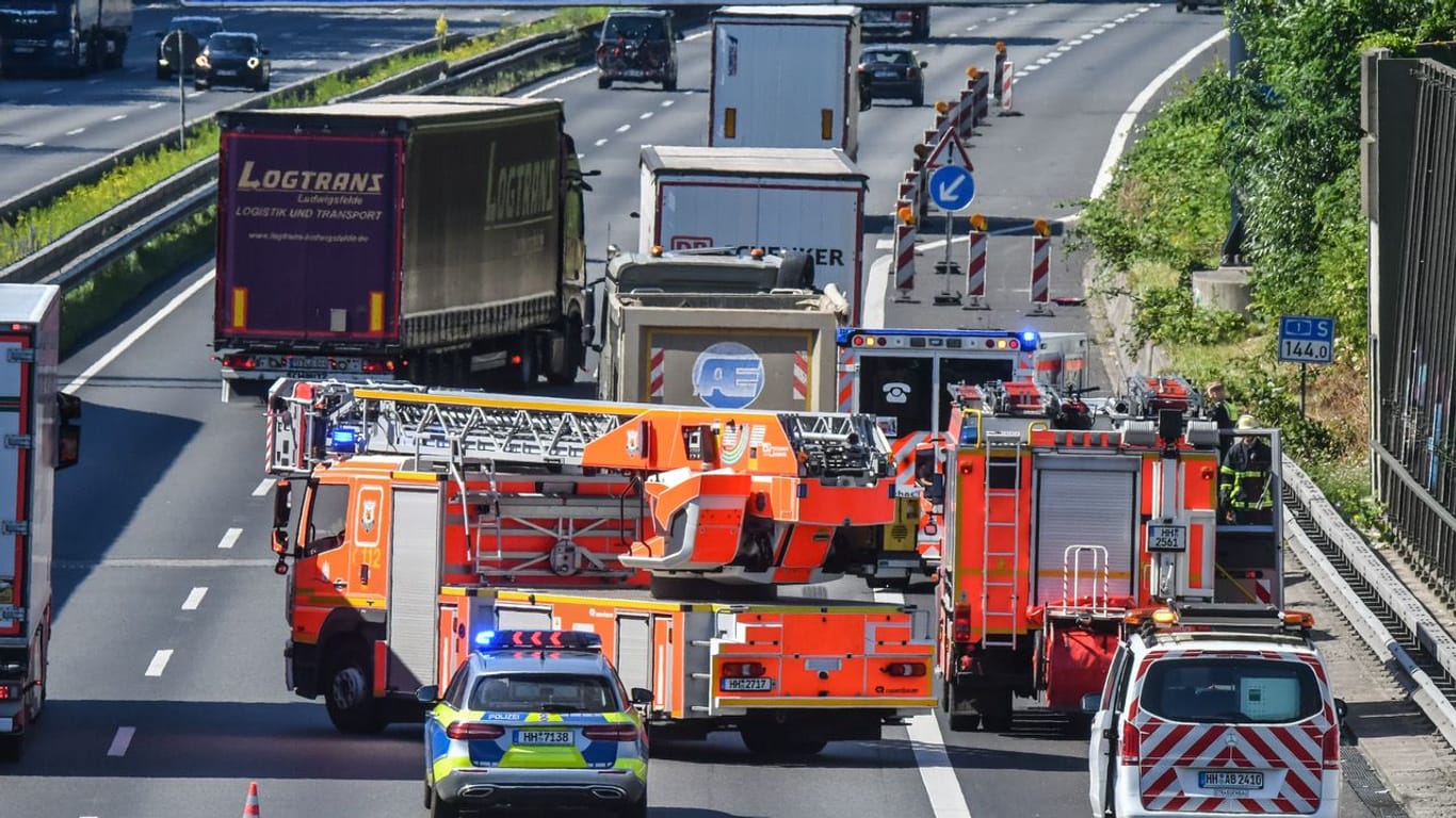 Unfall auf der A1: Kurz hinter der Anschlussstelle Hamburg-Öjendorf ist ein Lkw auf einen gefahren.