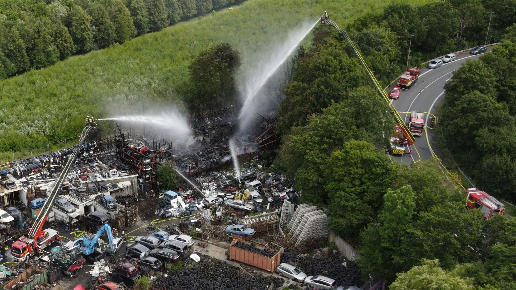 Feuerwehrleute löschen das Feuer aus der Luft: Am Nachmittag gab es Entwarnung.