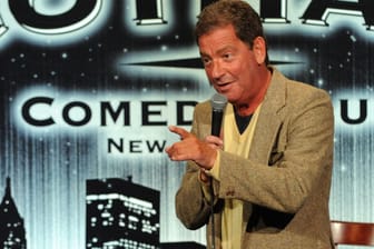 Hiram Kasten: Der Komiker 2013 bei einer Comedy-Show in New York City.