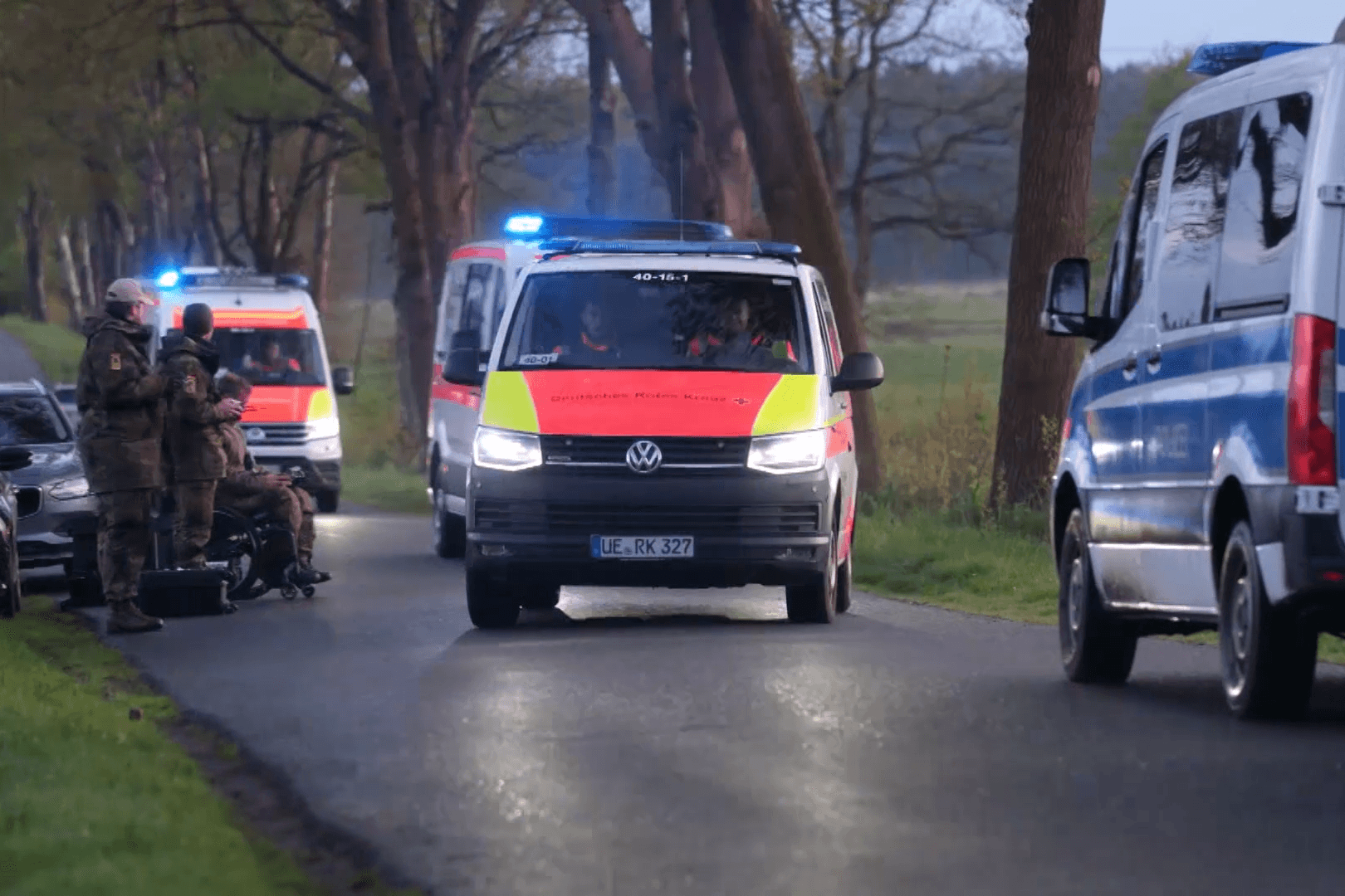 Einsatzkräfte suchen nach dem seit Wochen vermissten Arian.