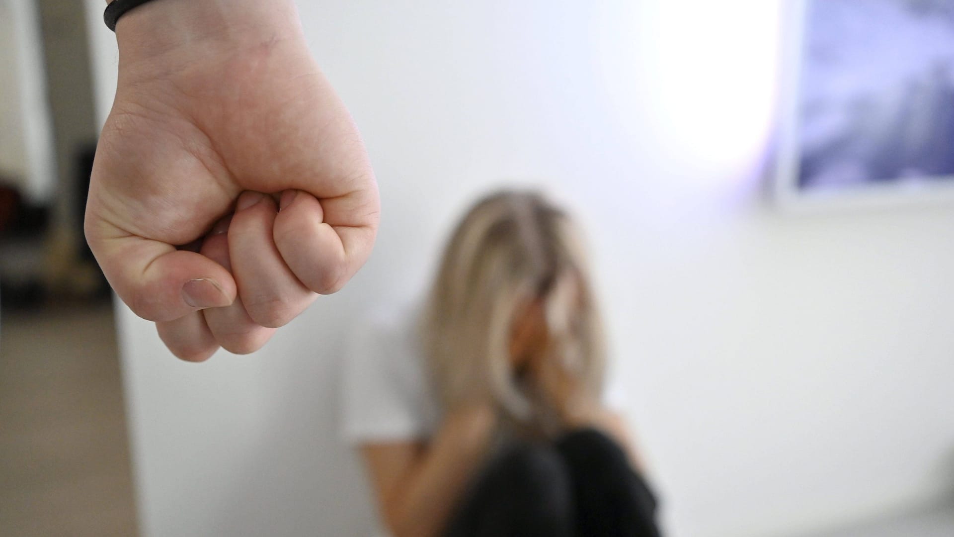 Eine Frau sitzt am Boden, ein Mann ballt seine Faust (Symbolbild): Das Landeskriminalamt startet eine Kampagne gegen Gewalt in Partnerschaften.