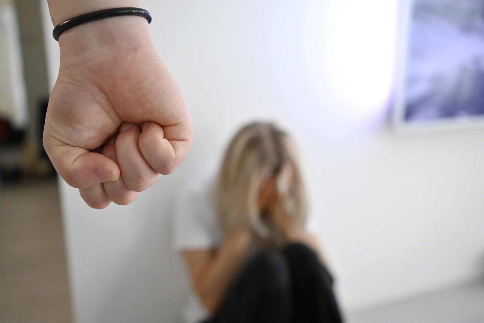 Eine Frau sitzt am Boden, ein Mann ballt seine Faust (Symbolbild): Das Landeskriminalamt startet eine Kampagne gegen Gewalt in Partnerschaften.