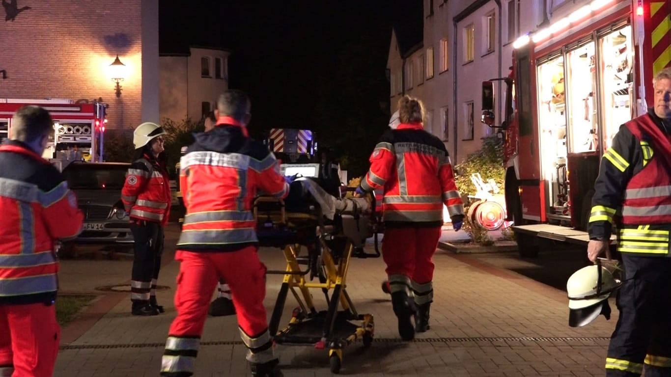 Rettungskräfte in der Nacht vor dem Pflegeheim im Landkreis Verden.