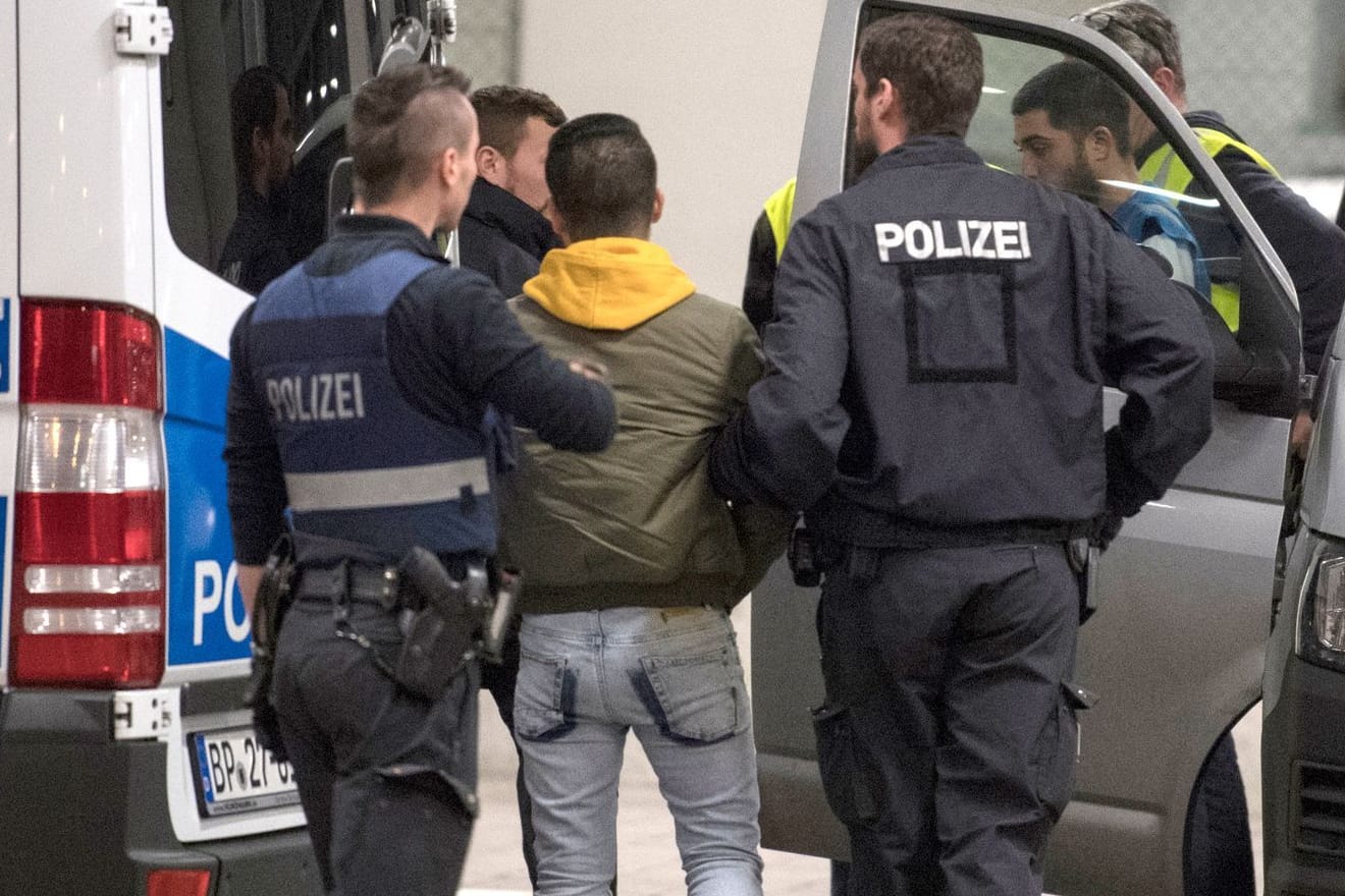 Bundespolizei bei einer Abschiebung: Aktuell sind Abschiebungen von Deutschland nach Afghanistan nicht möglich. (Archivfoto)