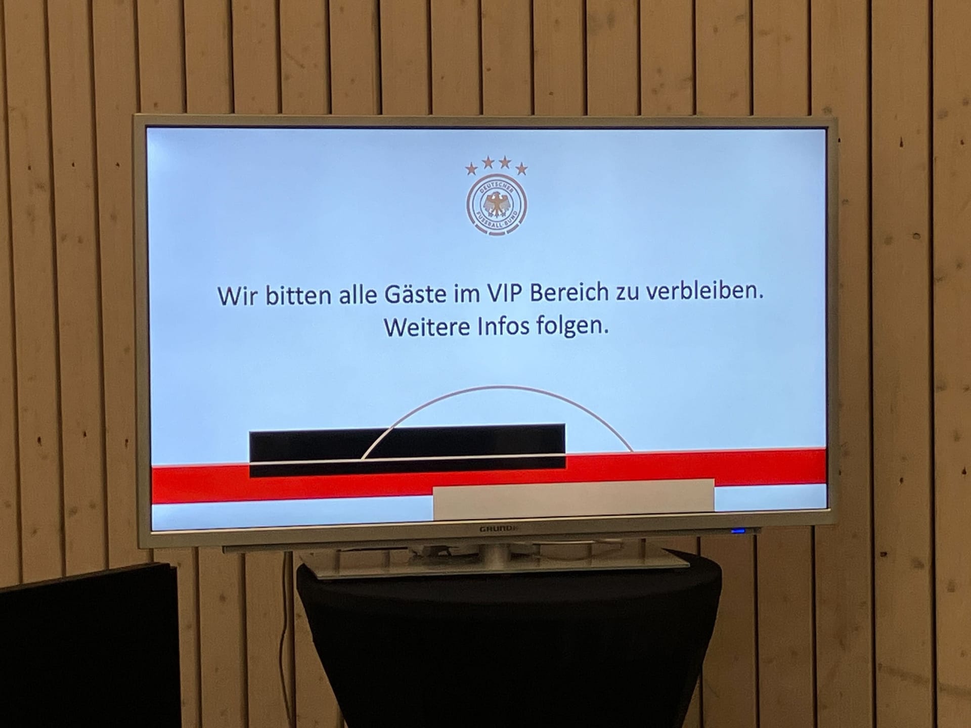 Auch im Pressebereich des Stadions gab es Warnmeldungen.