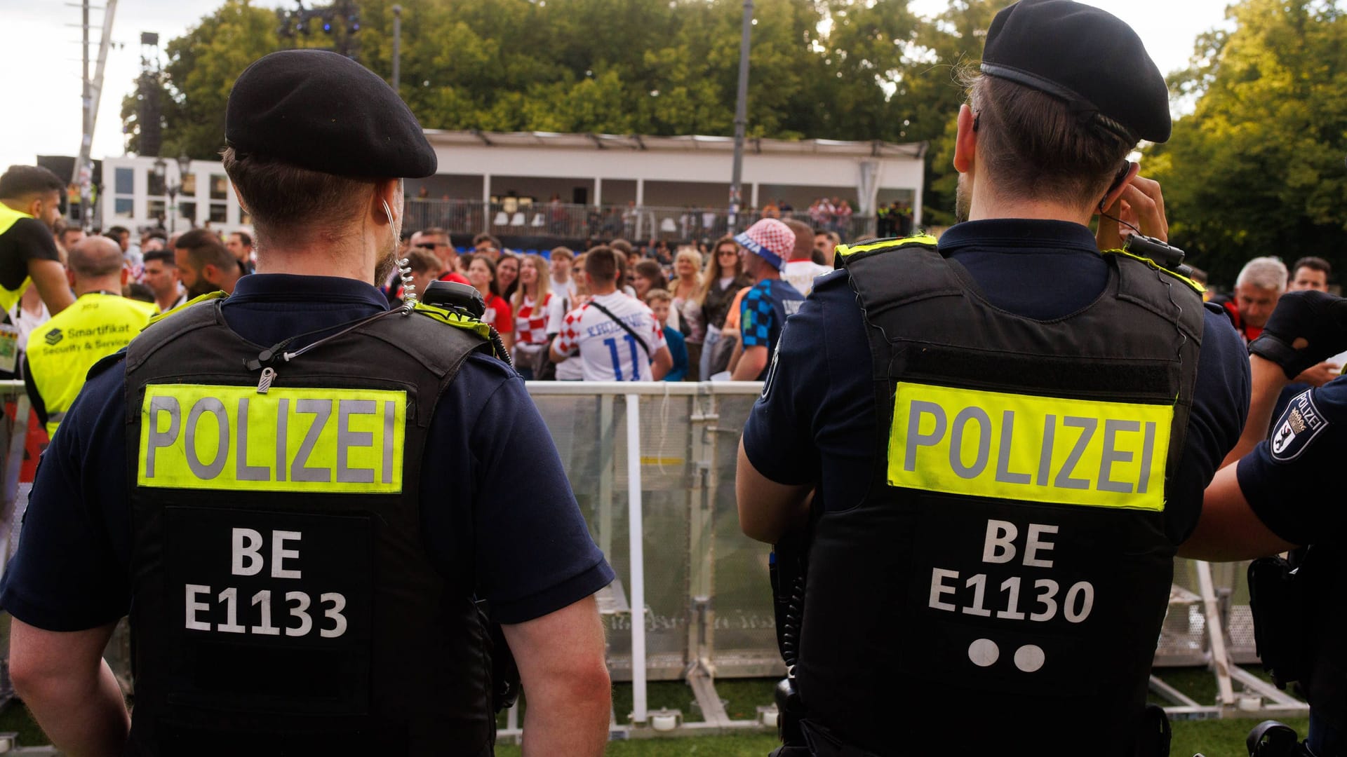 Polizisten an der Fan Zone am Brandenburger Tor: Während der EM müssen sie Überstunden machen.