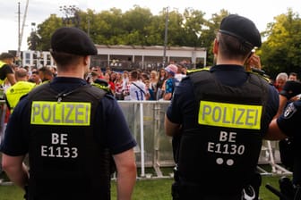 Polizisten an der Fan Zone am Brandenburger Tor: Während der EM müssen sie Überstunden machen.