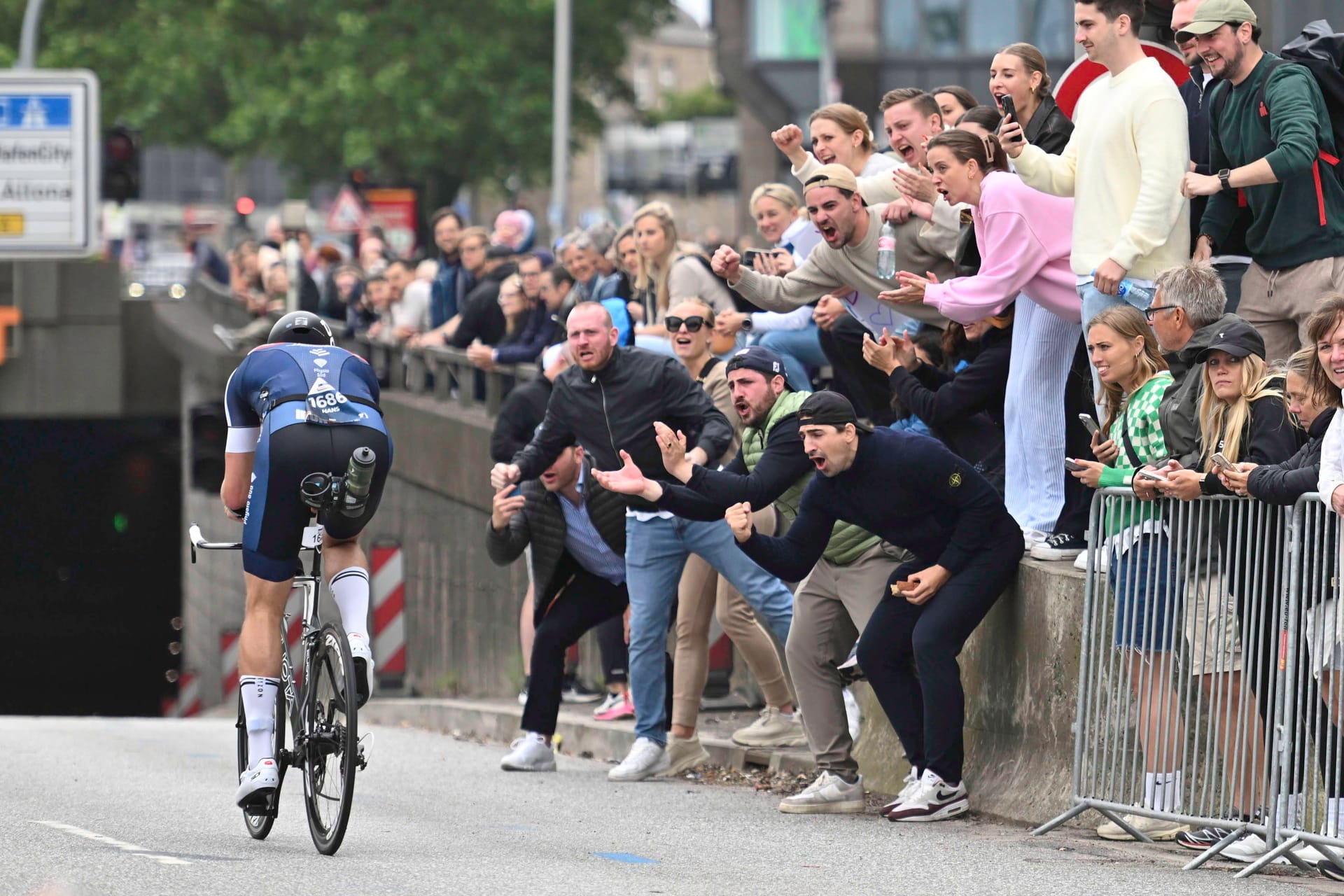 Ironman in Hamburg: In Ottensen ist es zu einem Unfall mit einem Kind gekommen.