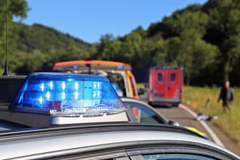 Schwerer Verkehrsunfall zwischen einem Motorrad und einem PKW (Symbolfoto): In Bayern kamen am Wochenende drei Biker bei Unfällen ums Leben.