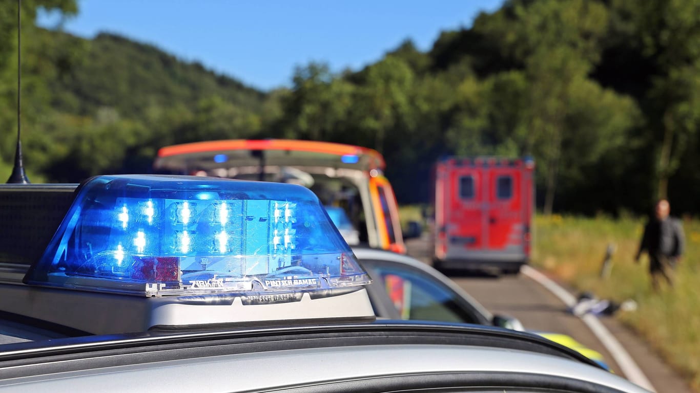 Schwerer Verkehrsunfall zwischen einem Motorrad und einem PKW (Symbolfoto): In Bayern kamen am Wochenende drei Biker bei Unfällen ums Leben.