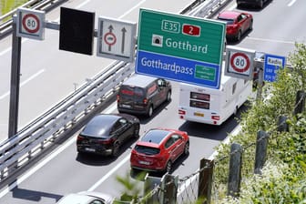 Stau vor dem Gotthardtunnel: Wer mit dem Auto nach Italien reist, sollte die Tunnelsperrungen berücksichtigen.