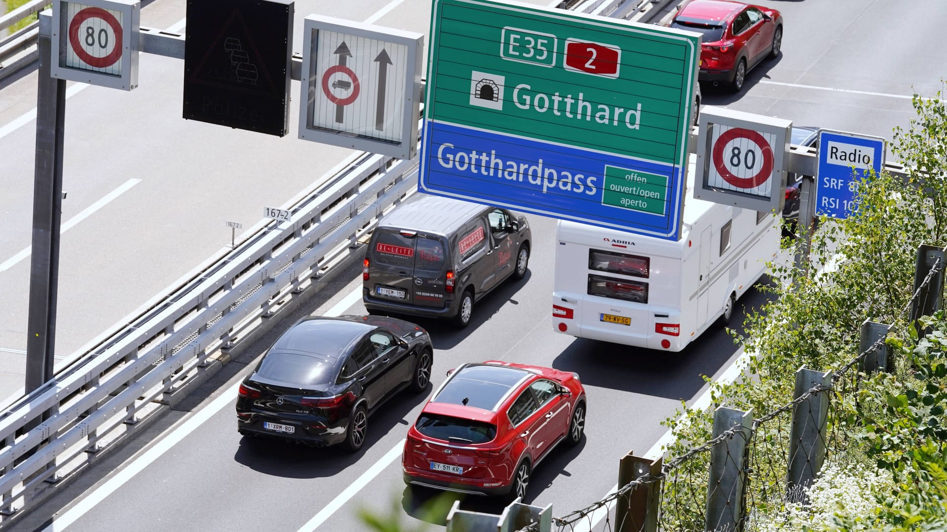 Stau vor dem Gotthardtunnel: Wer mit dem Auto nach Italien reist, sollte die Tunnelsperrungen berücksichtigen.