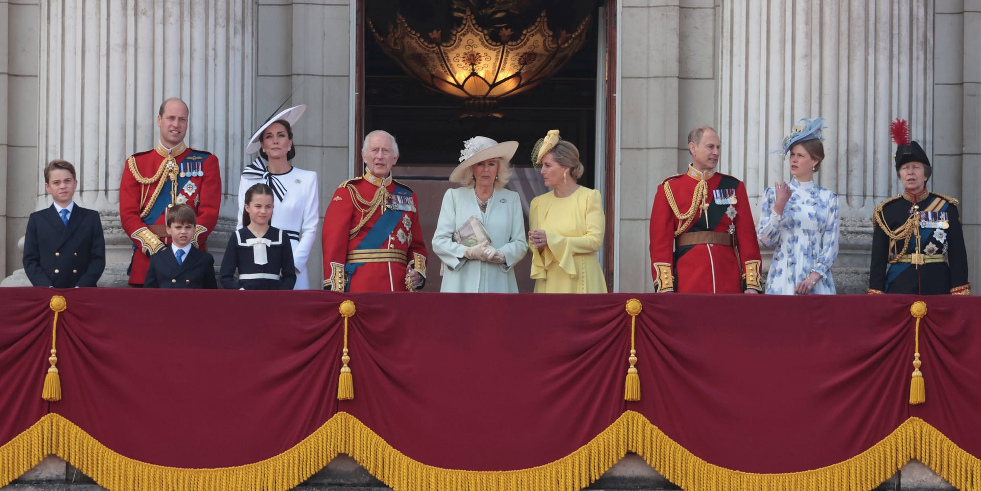 Von links nach rechts: George, William, Louis, Charlotte, Kate, Charles, Camilla, Sophie, Edward, Louise und Anne bei "Trooping the Colour" auf dem Palastbalkon.