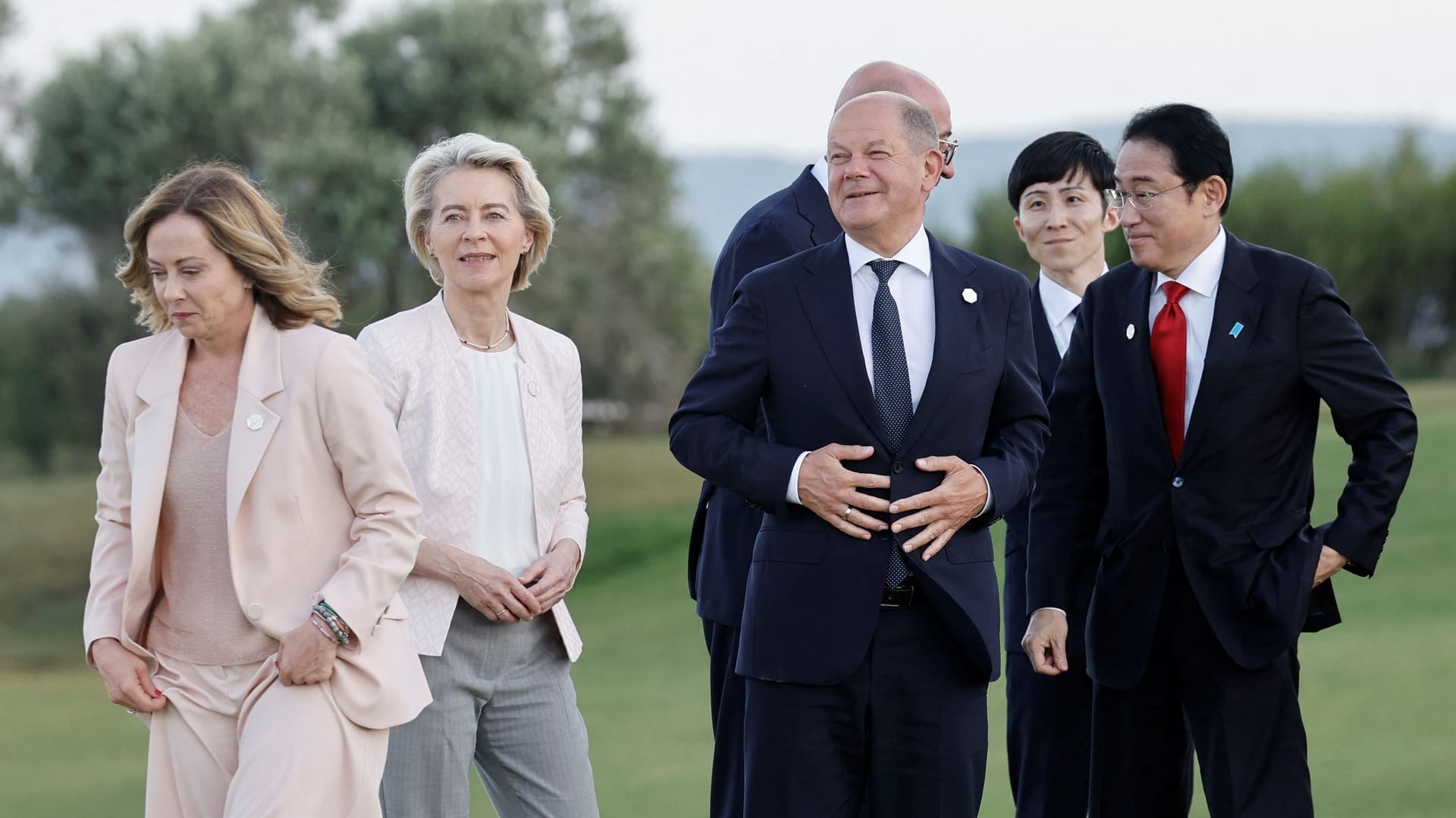 Scholz beim G7-Gipfel mit Italiens Präsidentin Meloni (l.) und EU-Kommissionschefin von der Leyen (2.v.l.): "Ein historischer Schritt und eine historische Entscheidung."