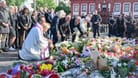 Bei einer Kundgebung unter dem Motto "Mannheim hält zusammen", die anlässlich einer Messerattacke stattfindet, bei der ein Polizist getötet wurde, legen Geistliche verschiedener Konfessionen Blumen nieder.