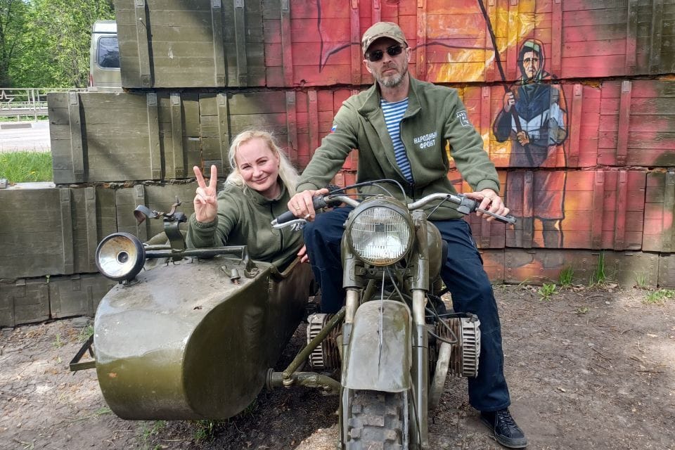 Elena Kolbasnikova und Max Schlund: Aus Kaliningrad meldeten sie sich mit einem Foto aus einem Gespann vor sowjetischer Flagge.