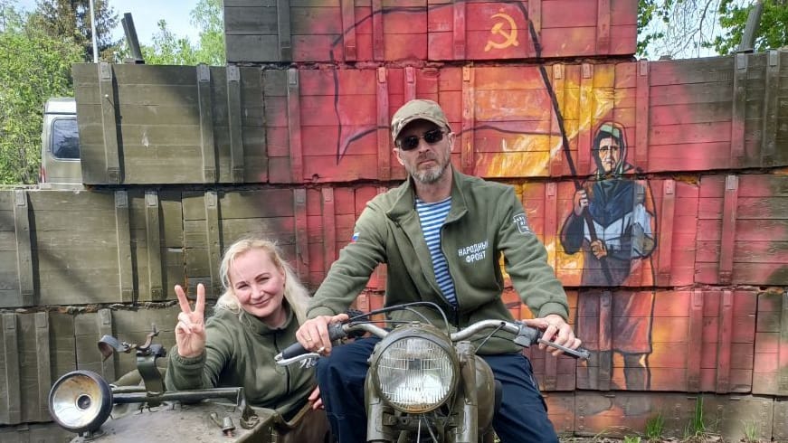 Elena Kolbasnikova und Max Schlund: Aus Kaliningrad meldeten sie sich mit einem Foto aus einem Gespann vor sowjetischer Flagge.