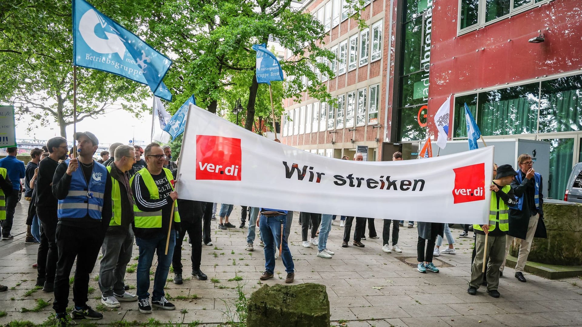 Beschäftigte des Rundfunksenders Radio Bremen demonstrieren während eines Warnstreiks vor dem Funkhaus in Bremen. Durch den Warnstreik im Tarifkonflikt beim öffentlich-rechtlichen Sender verzögert sich die Aufzeichnung der Talkshow „3nach9“, deren Ausstrahlung für den späteren Abend geplant ist.