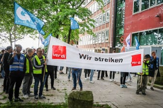 Beschäftigte des Rundfunksenders Radio Bremen demonstrieren während eines Warnstreiks vor dem Funkhaus in Bremen. Durch den Warnstreik im Tarifkonflikt beim öffentlich-rechtlichen Sender verzögert sich die Aufzeichnung der Talkshow „3nach9“, deren Ausstrahlung für den späteren Abend geplant ist.