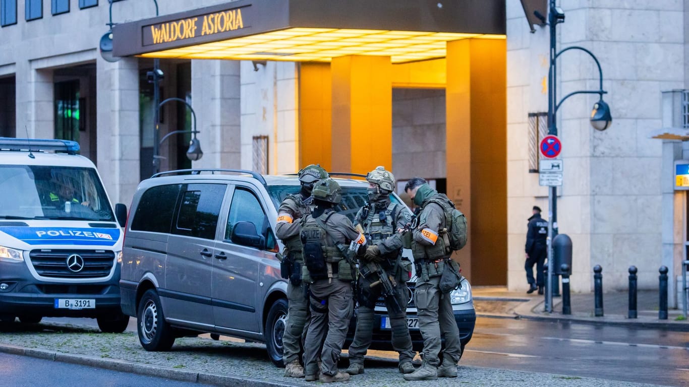 Schwer bewaffnete Polizisten vor dem Waldorf Astoria: Aus der ganzen Welt sind Staatsgäste in Berlin.
