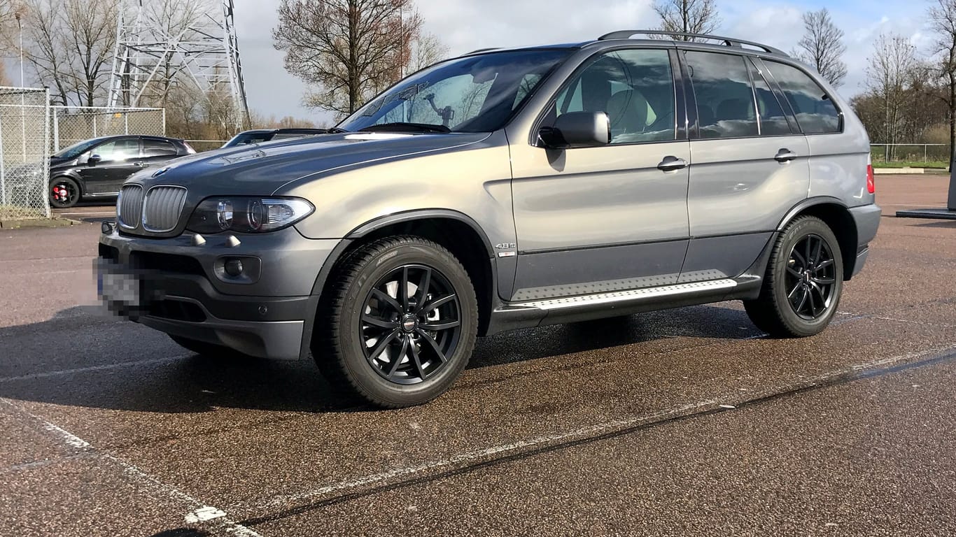 Ein BMW X5 steht auf einem Parkplatz (Symbolbild): Der Fahrer eines solchen Geländewagens hat in Hamburg drei Polizisten attackiert.