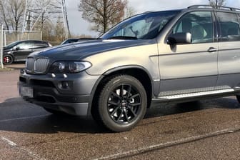 Ein BMW X5 steht auf einem Parkplatz (Symbolbild): Der Fahrer eines solchen Geländewagens hat in Hamburg drei Polizisten attackiert.