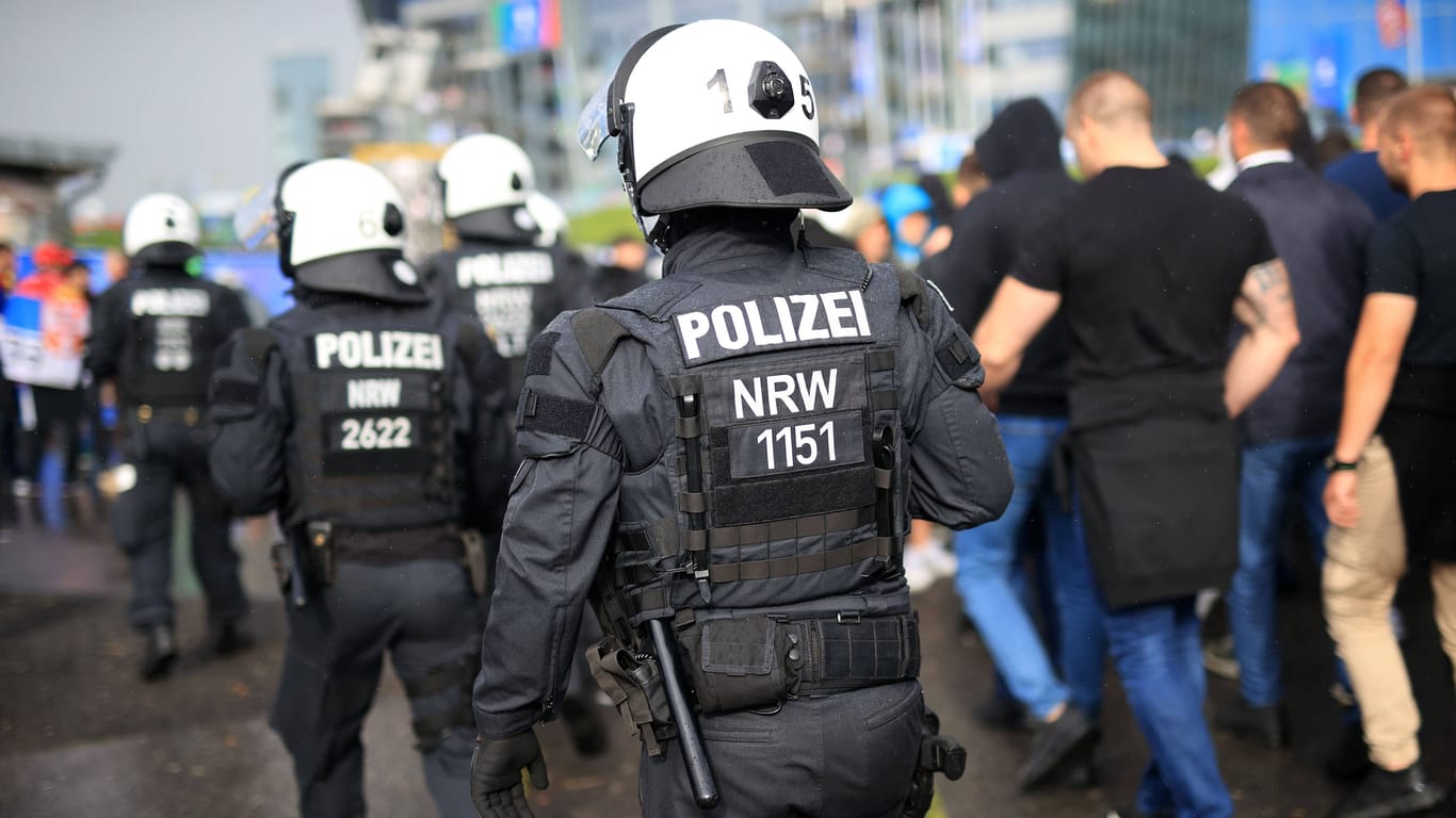 Polizisten sichern einen Fanmarsch von serbischen Anhängern in Gelsenkirchen ab (Archivfoto): Am Wochenende war es zu Schlägereien in der Innenstadt gekommen.