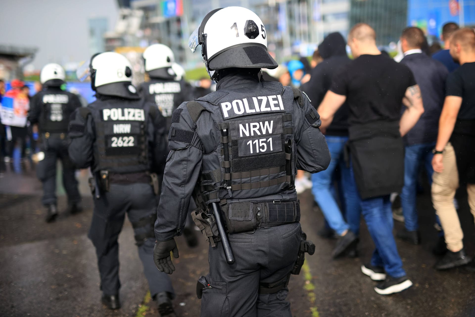 Polizisten sichern einen Fanmarsch von serbischen Anhängern in Gelsenkirchen ab (Archivfoto): Am Wochenende war es zu Schlägereien in der Innenstadt gekommen.