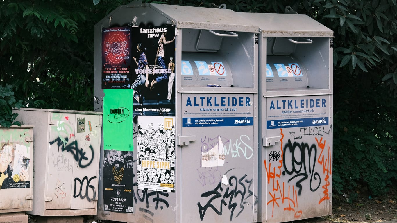 Ein Altkleidercontainer wurde einer Frau zum Verhängnis (Symbolbild).