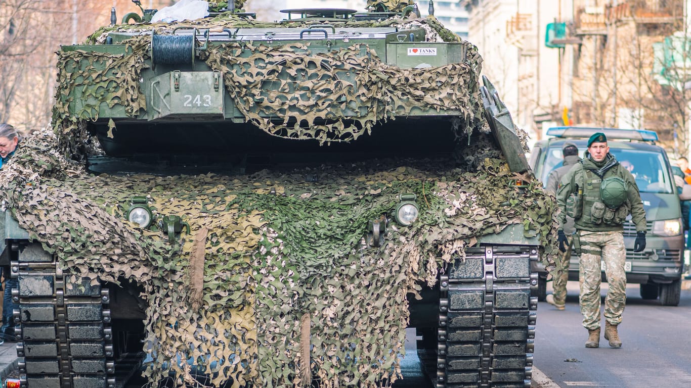 Ein gepanzertes Fahrzeug und ein Soldat in Vilnius/Litauen: Vier Nato-Staaten fordern eine Verteidigungslinie entlang der russischen Grenze.