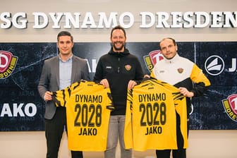 Verantwortliche von Dynamo Dresden und Jako bei der Vorstellung der Partnerschaft: Der Hersteller war schonmal Ausrüster von Dynamo.