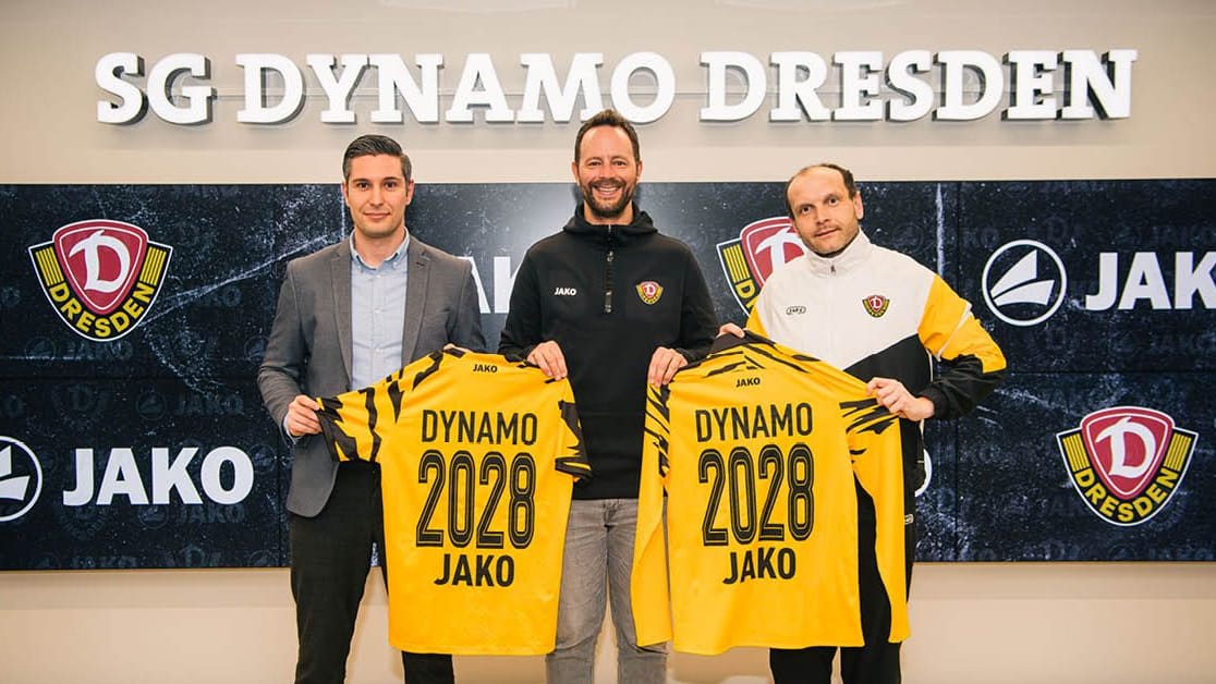 Verantwortliche von Dynamo Dresden und Jako bei der Vorstellung der Partnerschaft: Der Hersteller war schonmal Ausrüster von Dynamo.