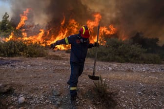 Ein Feuerwehrmann in Griechenland (Archivbild): Touristen haben von einer Jacht aus einen Wald auf der Insel Hydra in Brand gesetzt.