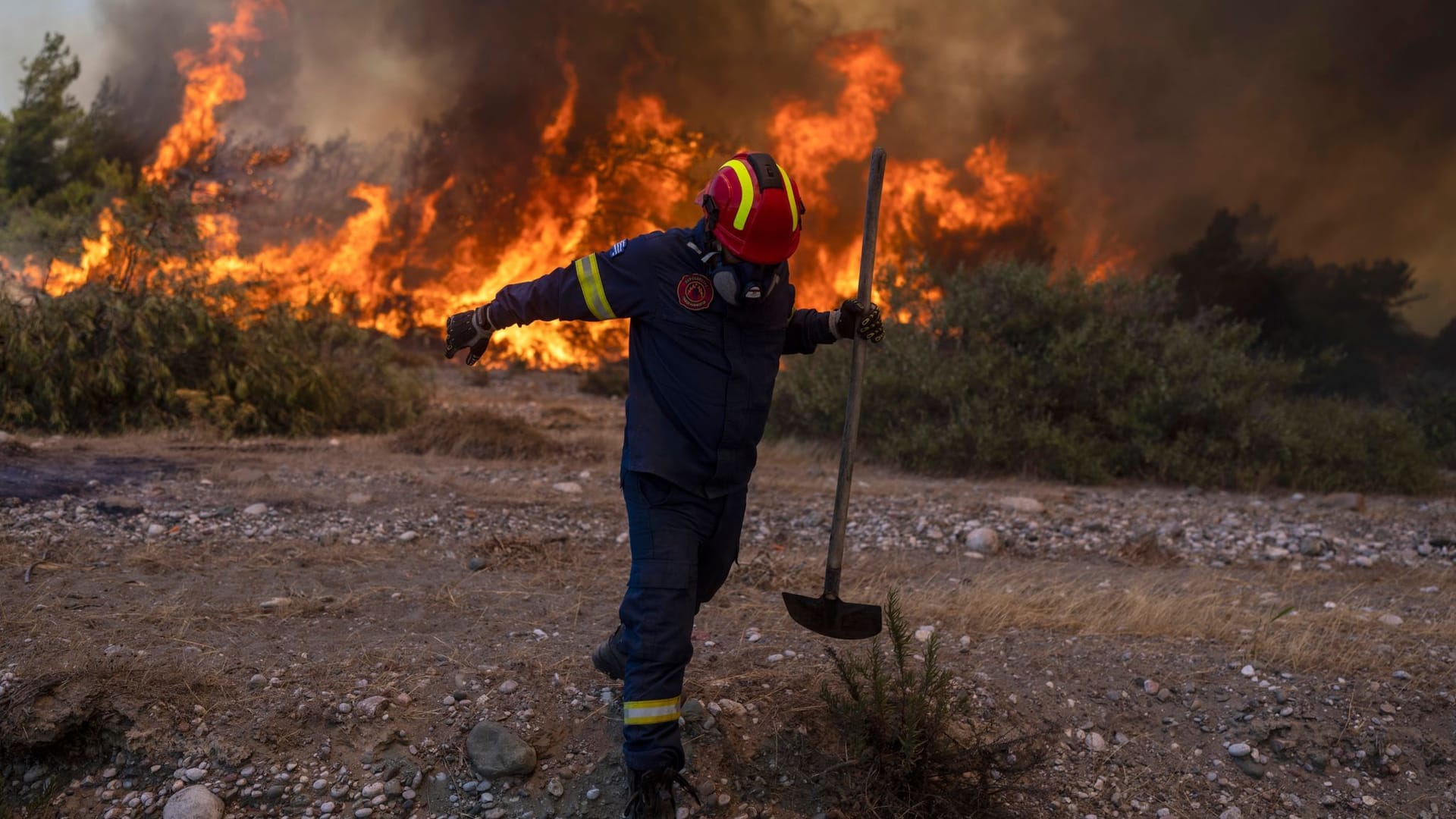 Ein Feuerwehrmann in Griechenland (Archivbild): Touristen haben von einer Jacht aus einen Wald auf der Insel Hydra in Brand gesetzt.