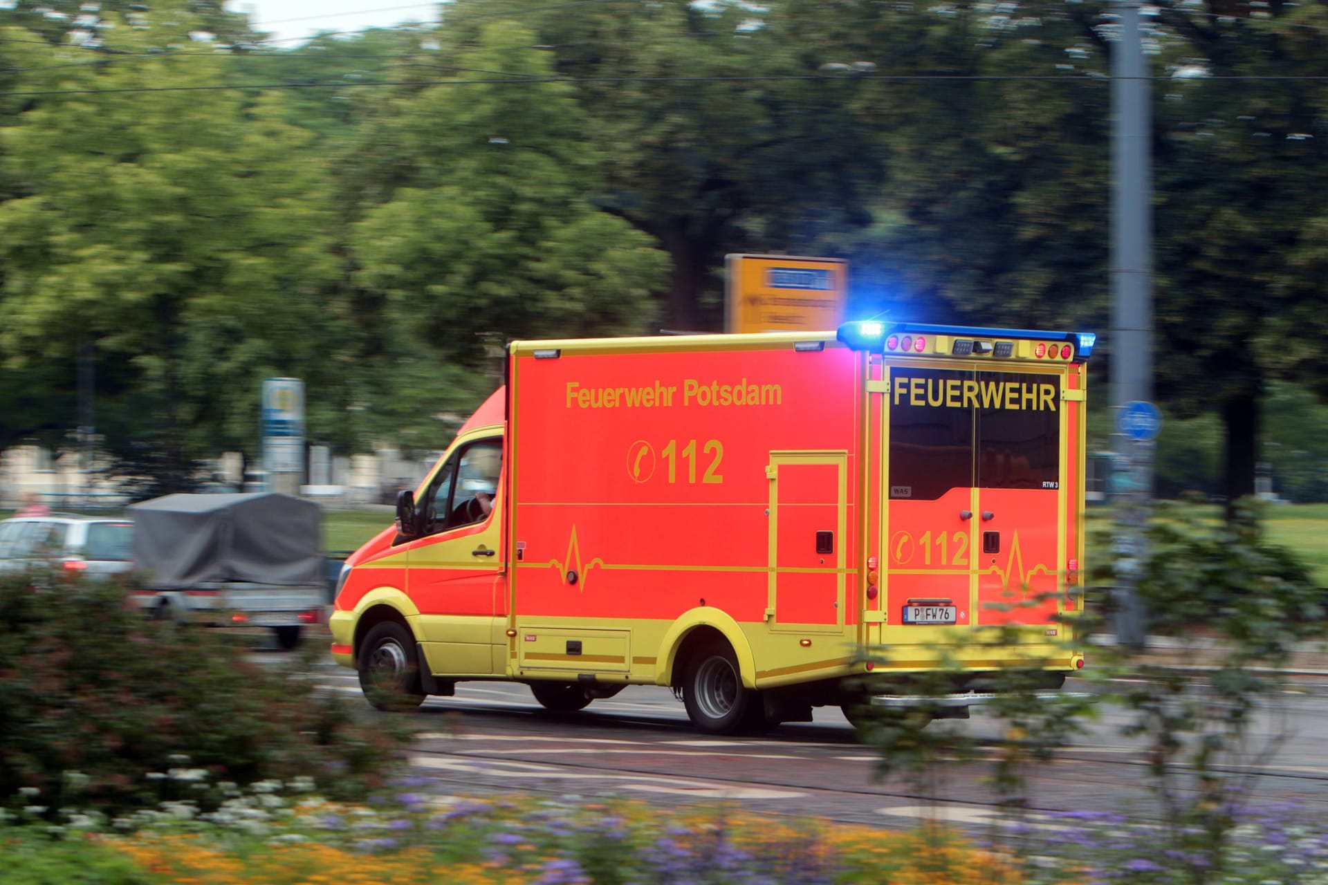 Ein Rettungswagen der Feuerwehr in Brandenburg (Symbolbild).