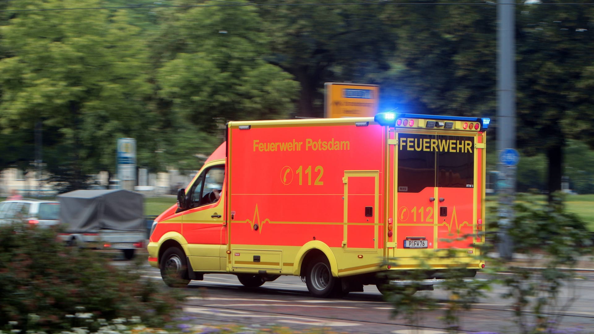 Ein Rettungswagen der Feuerwehr in Brandenburg (Symbolbild).