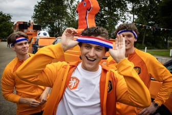 Fans des niederländischen Fußballnationalteams (Symbolbild): Viele Anhänger reisen nach Hamburg, wo die Pattie gegen Polen ausgetragen wird.