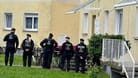 Polizisten am Einsatzort in Wolmirstedt: Hier hat ein Mann Menschen auf einer privaten EM-Party angegriffen.
