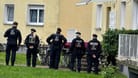 Polizisten am Einsatzort in Wolmirstedt: Hier hat ein Mann Menschen auf einer privaten EM-Party angegriffen.