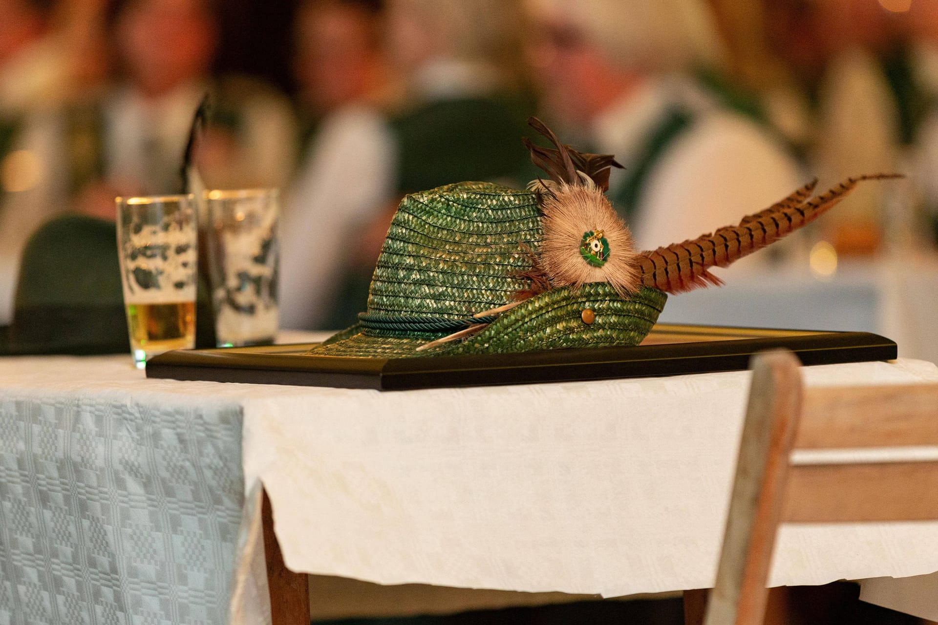 Ein Schützenhut liegt auf einem Tisch (Symbolbild): Junge Schützenfestbesucher sorgen in der Region Hannover für einen Eklat.