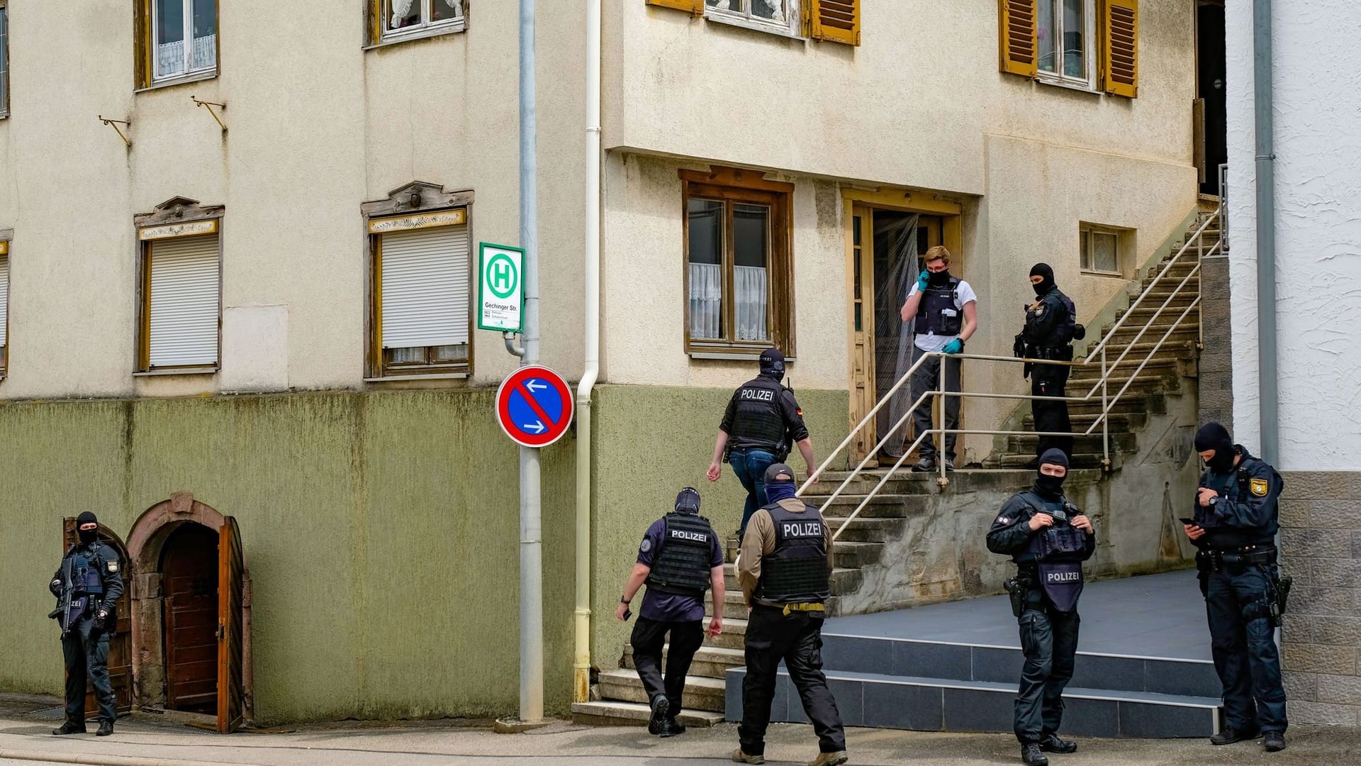 Razzia in Schutzwesten und mit schwerer Bewaffnung in Althengstett.