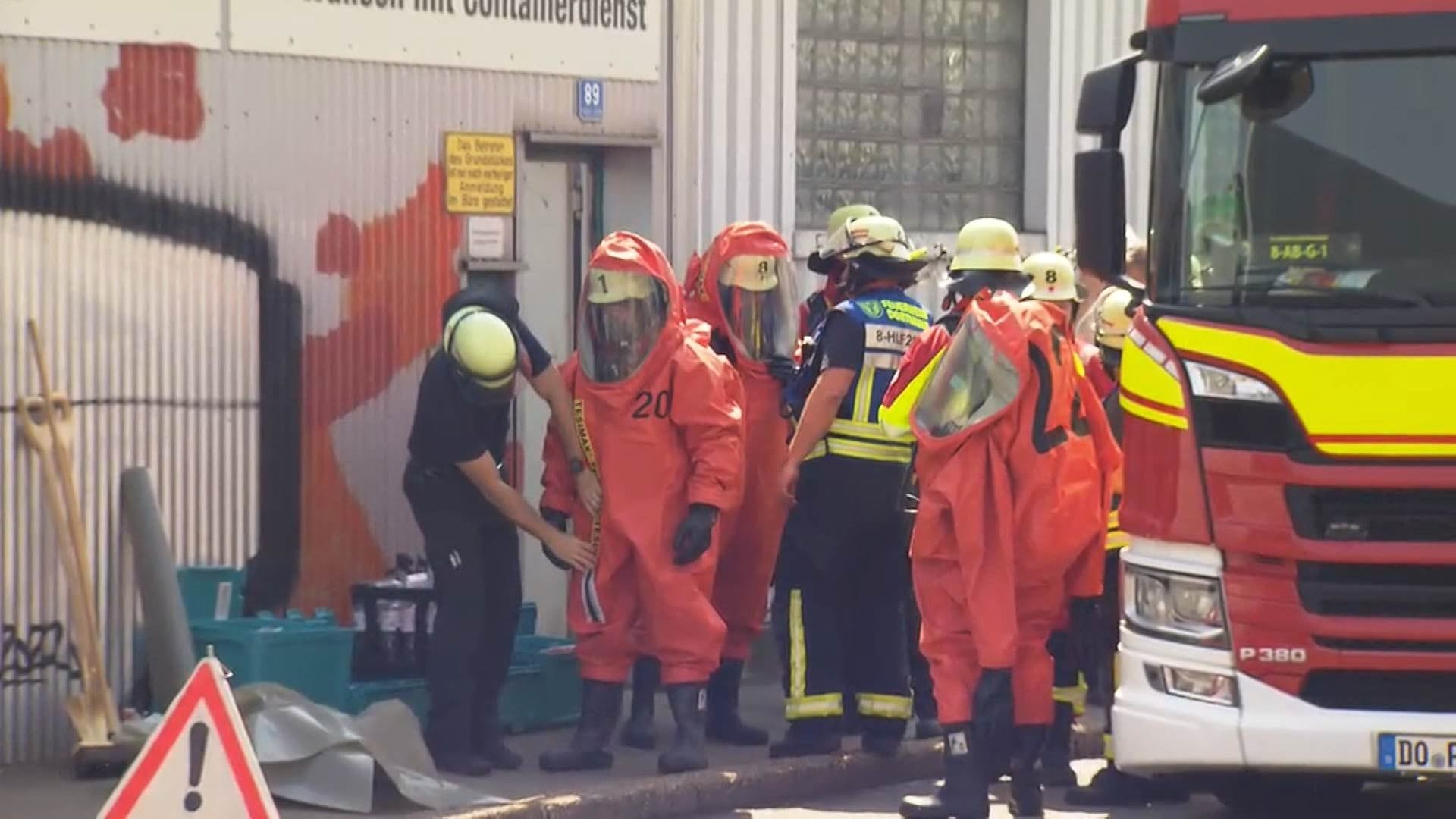 Einsatzkräfte in Schutzkleidung: Extreme Bedingungen für Feuerwehrleute am Hafen.