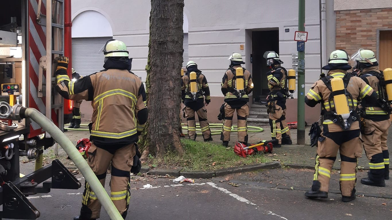 Atemschutztrupps stehen vor dem Gebäude in Holsterhausen: Dank des frühzeitigen Eingreifens eines Passanten, konnte ein Mann gerettet werden.