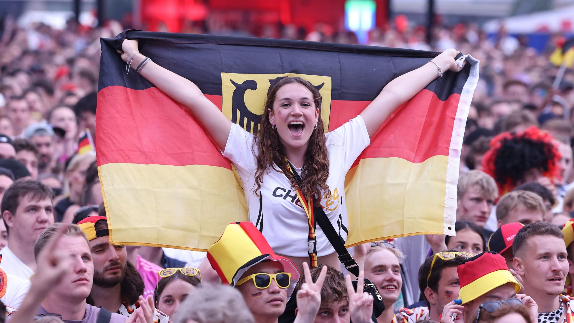 Düsseldorf feiert den Sieg der Nationalmannschaft: Die Fanzonen waren wieder bestens besucht.