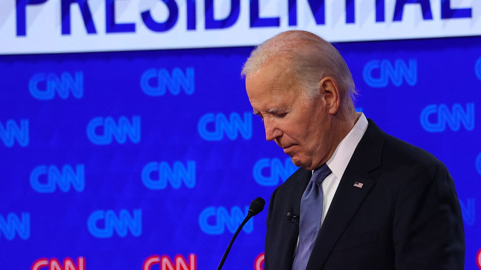 Joe Biden muss eine schwere Niederlage verkraften: Sein Auftritt im TV-Duell gegen Donald Trump löst Panik bei den Demokraten aus.