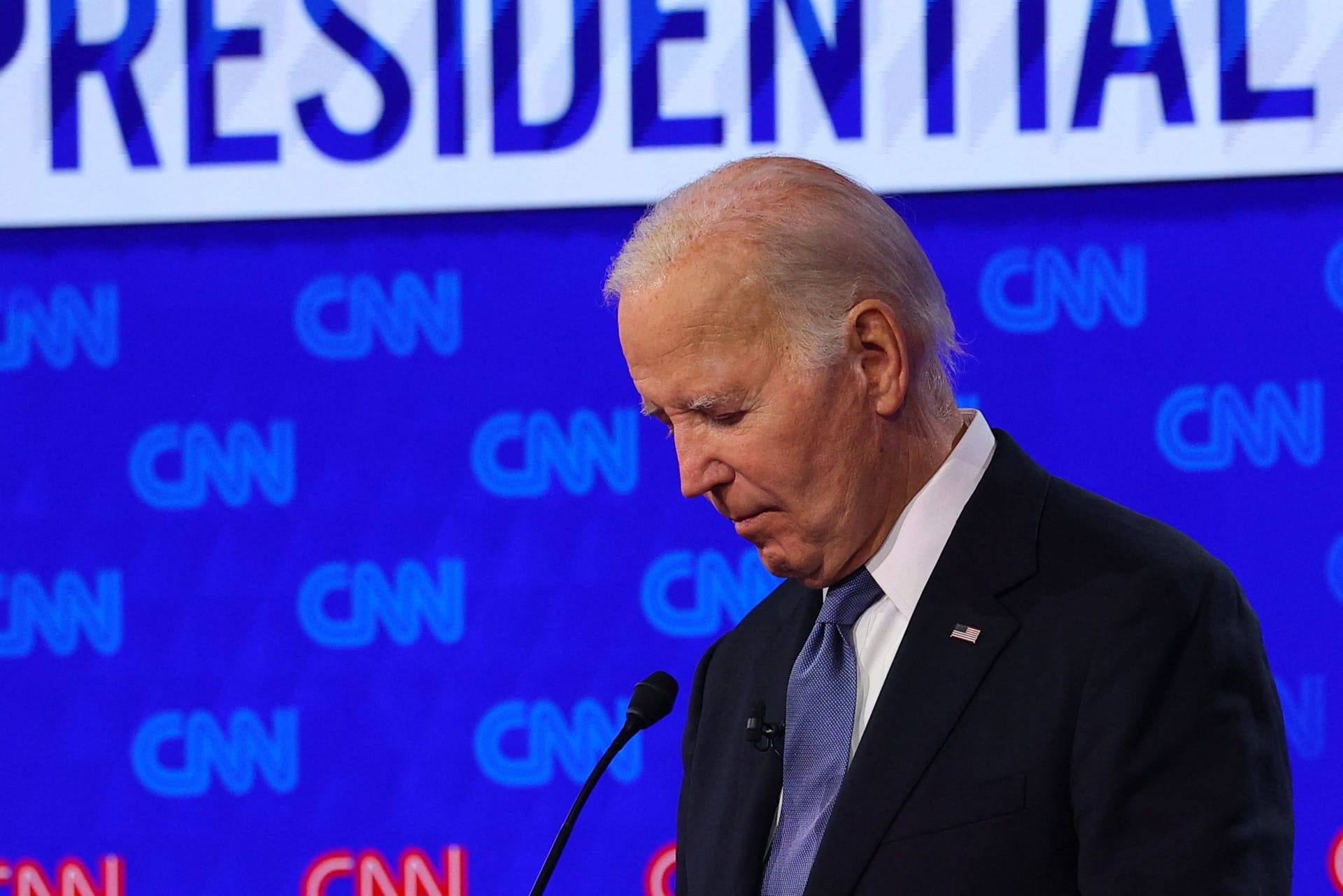 Joe Biden muss eine schwere Niederlage verkraften: Sein Auftritt im TV-Duell gegen Donald Trump löst Panik bei den Demokraten aus.