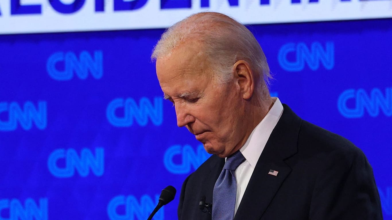 Joe Biden muss eine schwere Niederlage verkraften: Sein Auftritt im TV-Duell gegen Donald Trump löst Panik bei den Demokraten aus.