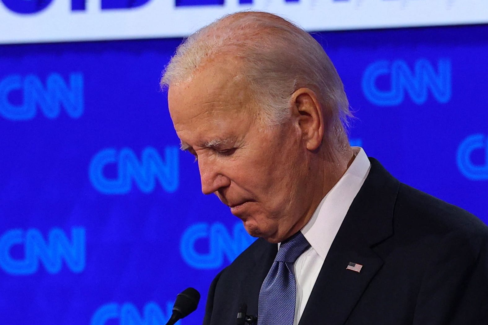 Joe Biden muss eine schwere Niederlage verkraften: Sein Auftritt im TV-Duell gegen Donald Trump löst Panik bei den Demokraten aus.